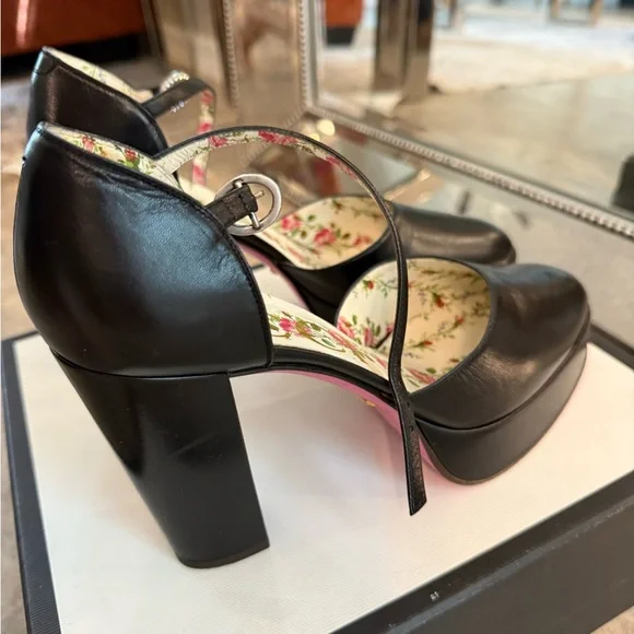 Gucci Black Heels with Floral Interior - Picture 6 of 7
